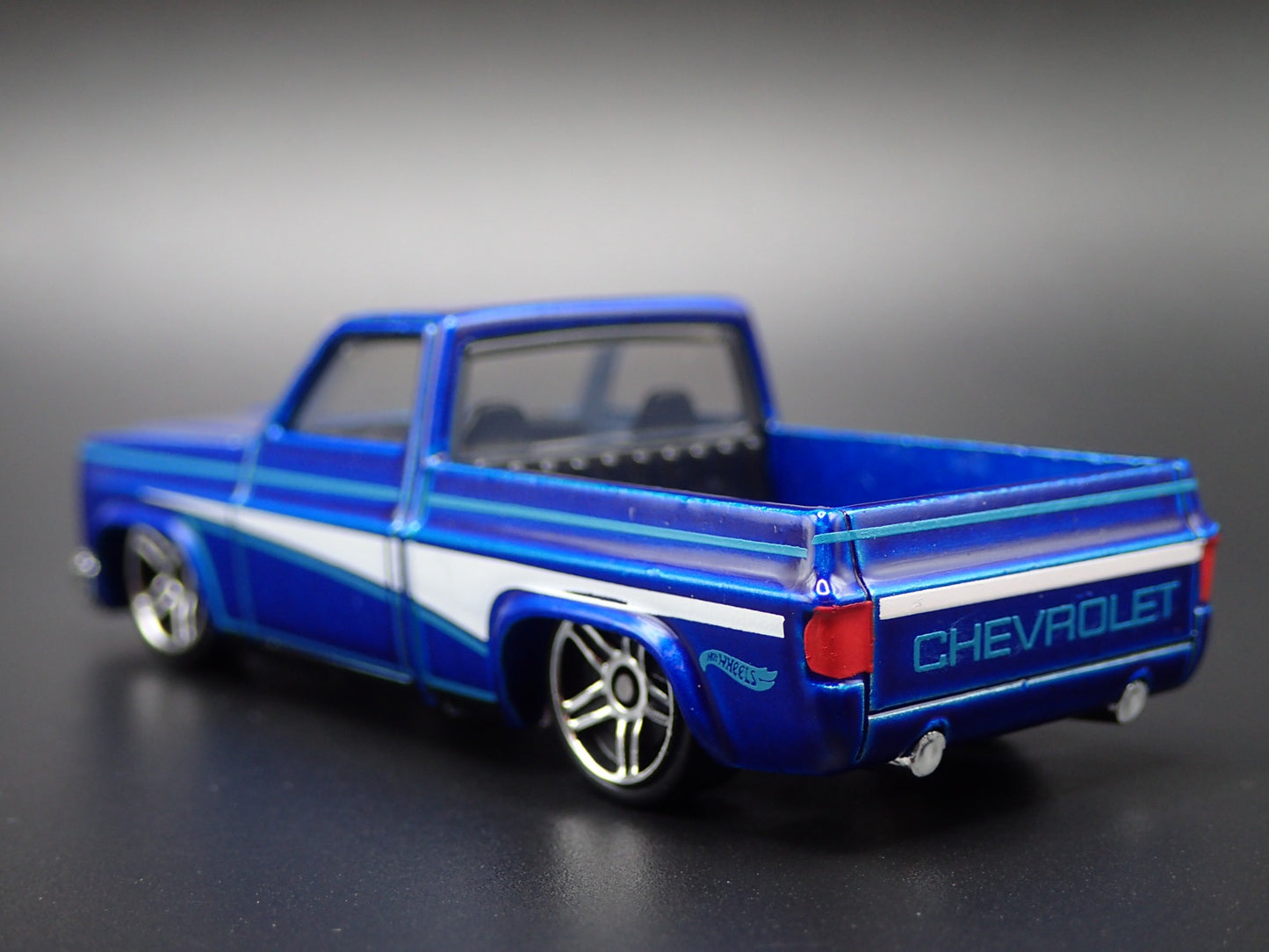 1983 83 CHEVY CHEVROLET SILVERADO SQUARE BODY TRUCK 1/64 SCALE DIECAST MODEL CAR