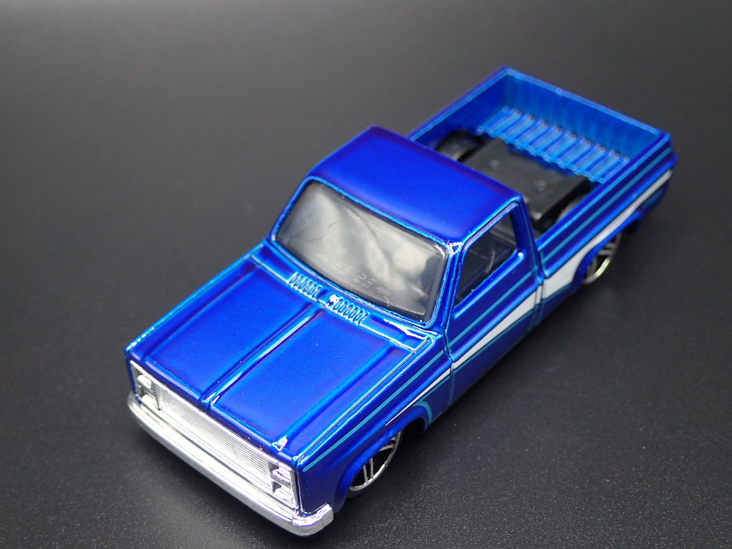 1983 83 CHEVY CHEVROLET SILVERADO SQUARE BODY TRUCK 1/64 SCALE DIECAST MODEL CAR