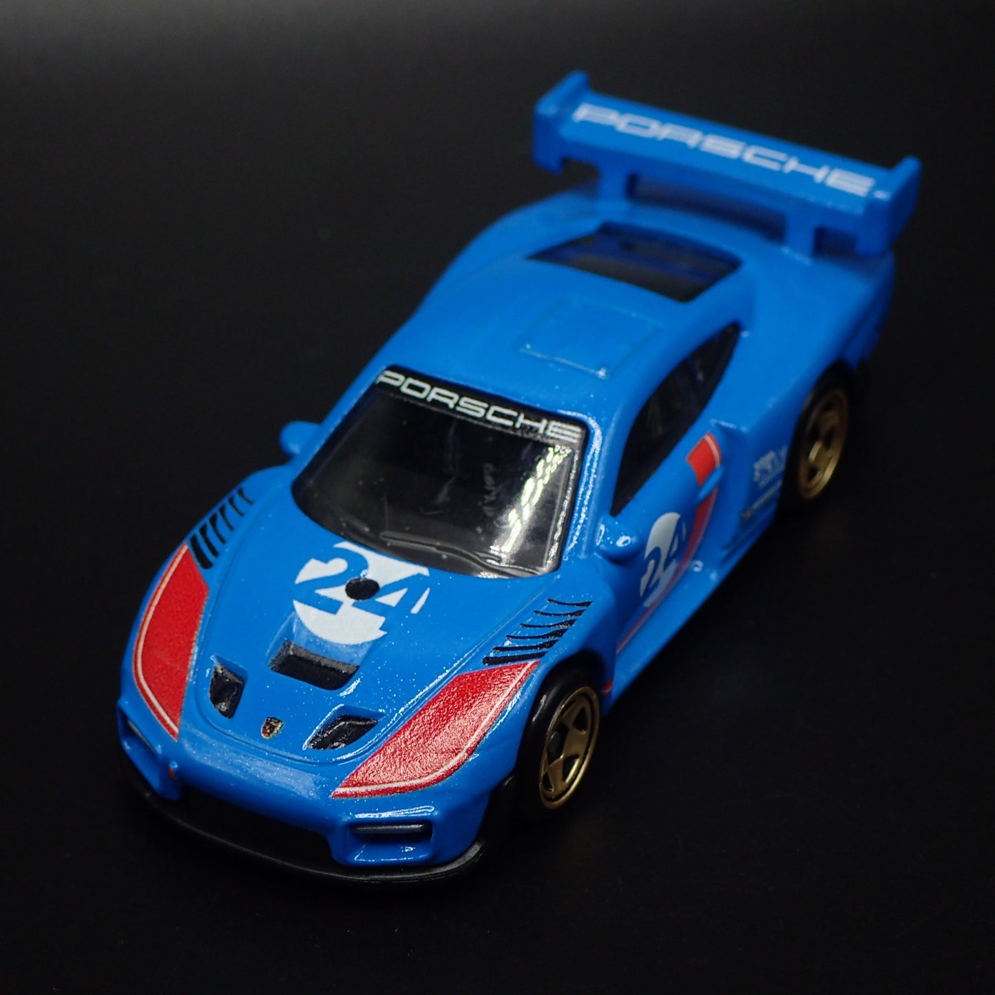 1976-1981 PORSCHE 935 RACING 1:64 SCALE COLLECTIBLE DIORAMA DIECAST MODEL CAR