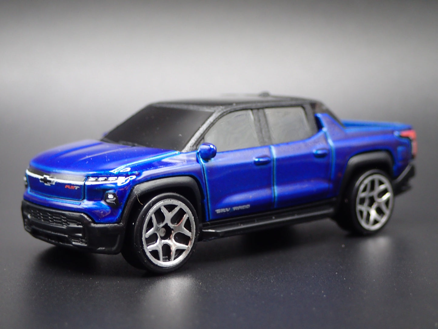 2024-2025 CHEVY CHEVROLET SILVERADO EV ELECTRIC TRUCK 1:64 DIECAST MODEL CAR