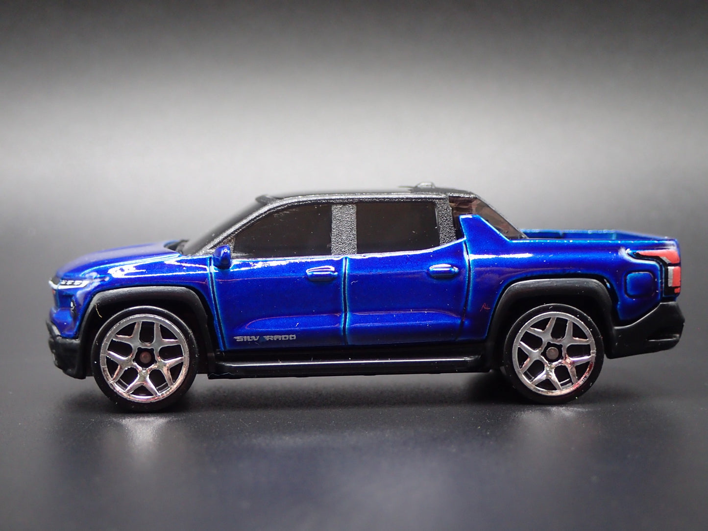 2024-2025 CHEVY CHEVROLET SILVERADO EV ELECTRIC TRUCK 1:64 DIECAST MODEL CAR
