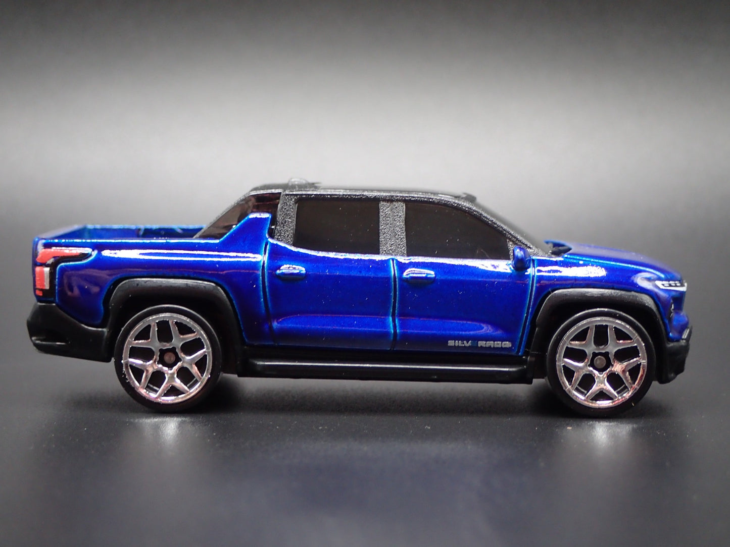 2024-2025 CHEVY CHEVROLET SILVERADO EV ELECTRIC TRUCK 1:64 DIECAST MODEL CAR