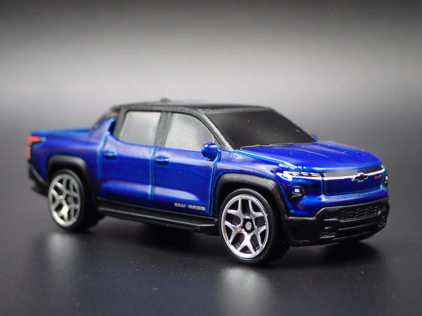 2024-2025 CHEVY CHEVROLET SILVERADO EV ELECTRIC TRUCK 1:64 DIECAST MODEL CAR