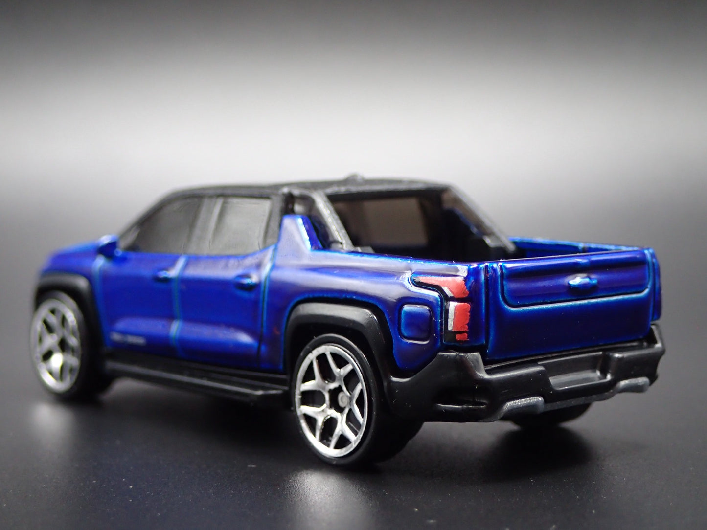 2024-2025 CHEVY CHEVROLET SILVERADO EV ELECTRIC TRUCK 1:64 DIECAST MODEL CAR