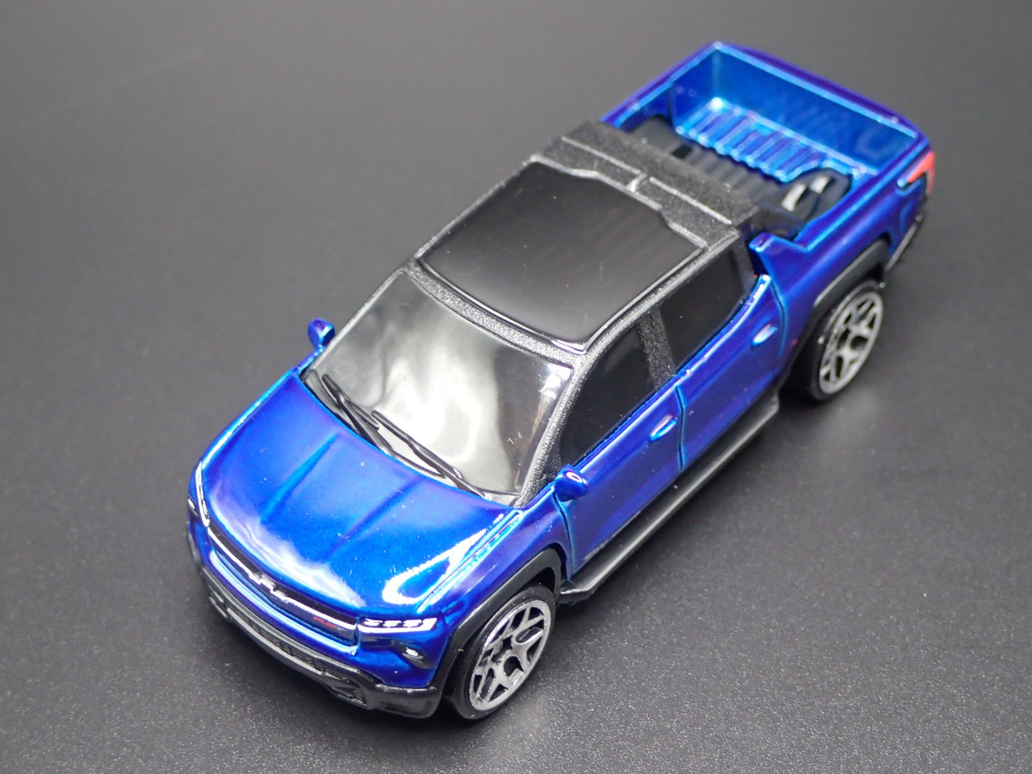 2024-2025 CHEVY CHEVROLET SILVERADO EV ELECTRIC TRUCK 1:64 DIECAST MODEL CAR