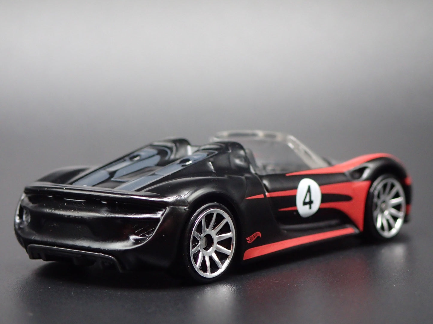 2013-2015 PORSCHE 918 SPYDER SUPER CAR RARE 1:64 SCALE DIORAMA DIECAST MODEL CAR