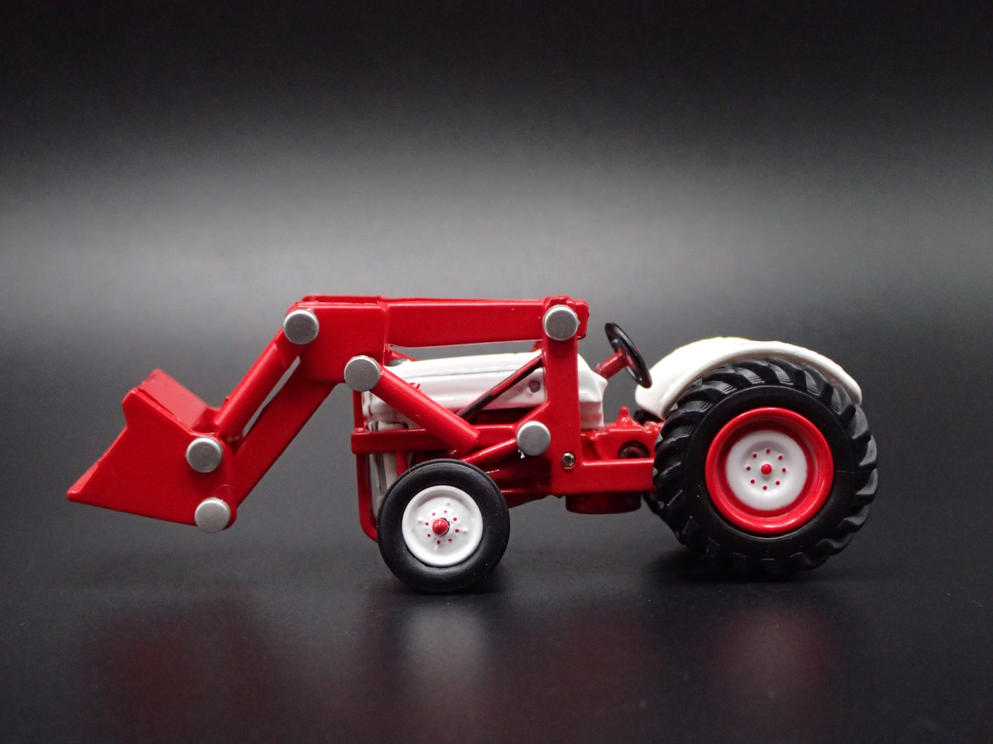 1952 52 FORD 8N FARM TRACTOR RED 1:64 SCALE COLLECTIBLE DIORAMA DIECAST MODEL