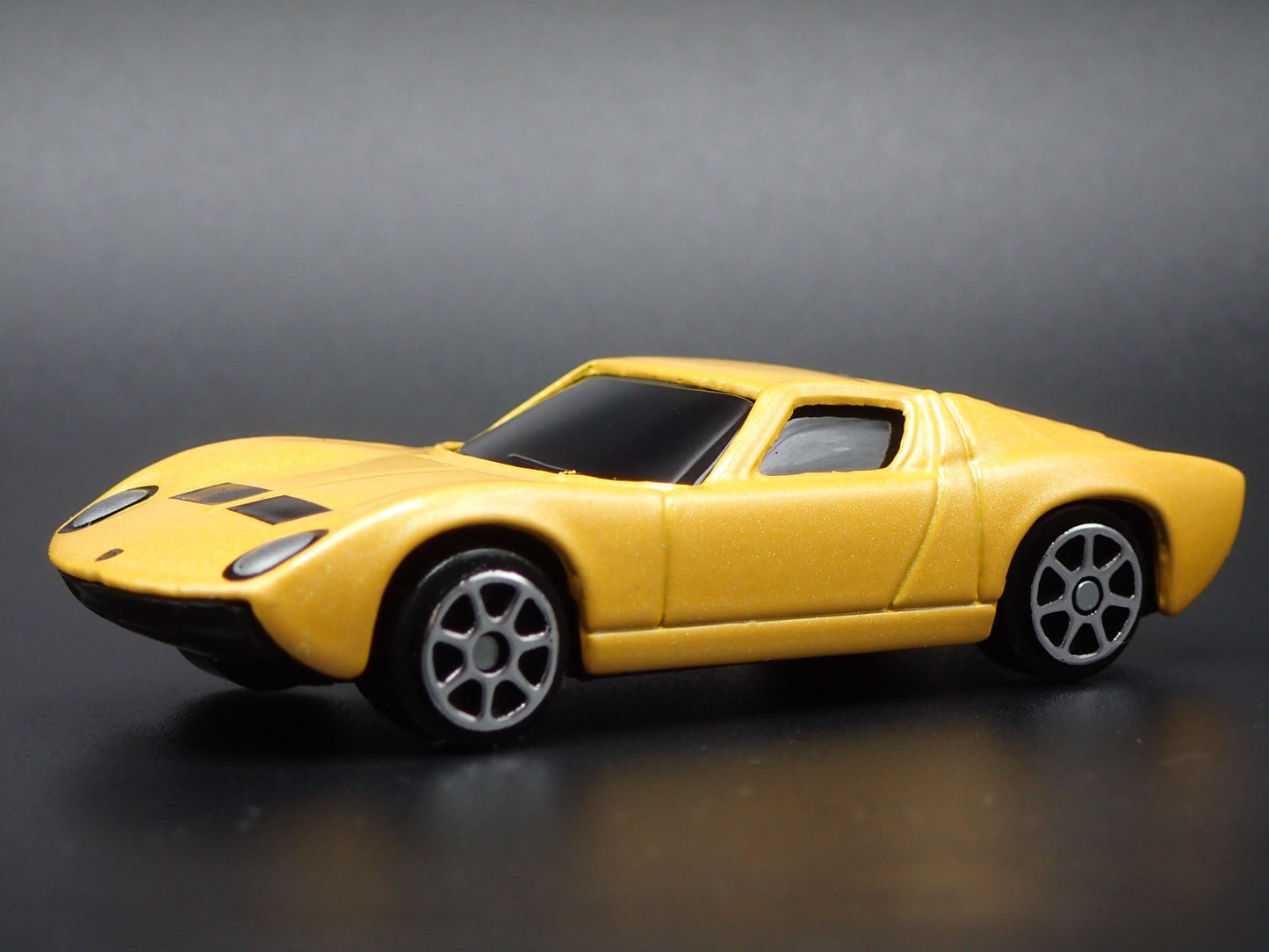 1976-1973 LAMBORGHINI MIURA SV 1:64 SCALE COLLECTIBLE DIORAMA DIECAST MODEL CAR