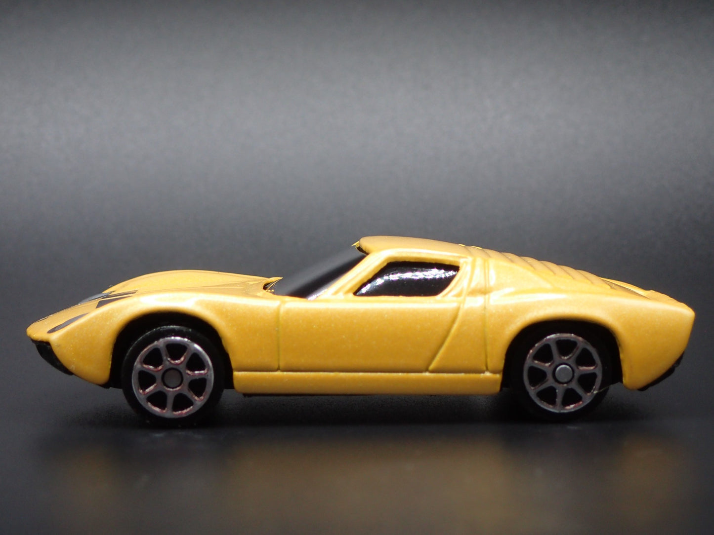 1976-1973 LAMBORGHINI MIURA SV 1:64 SCALE COLLECTIBLE DIORAMA DIECAST MODEL CAR