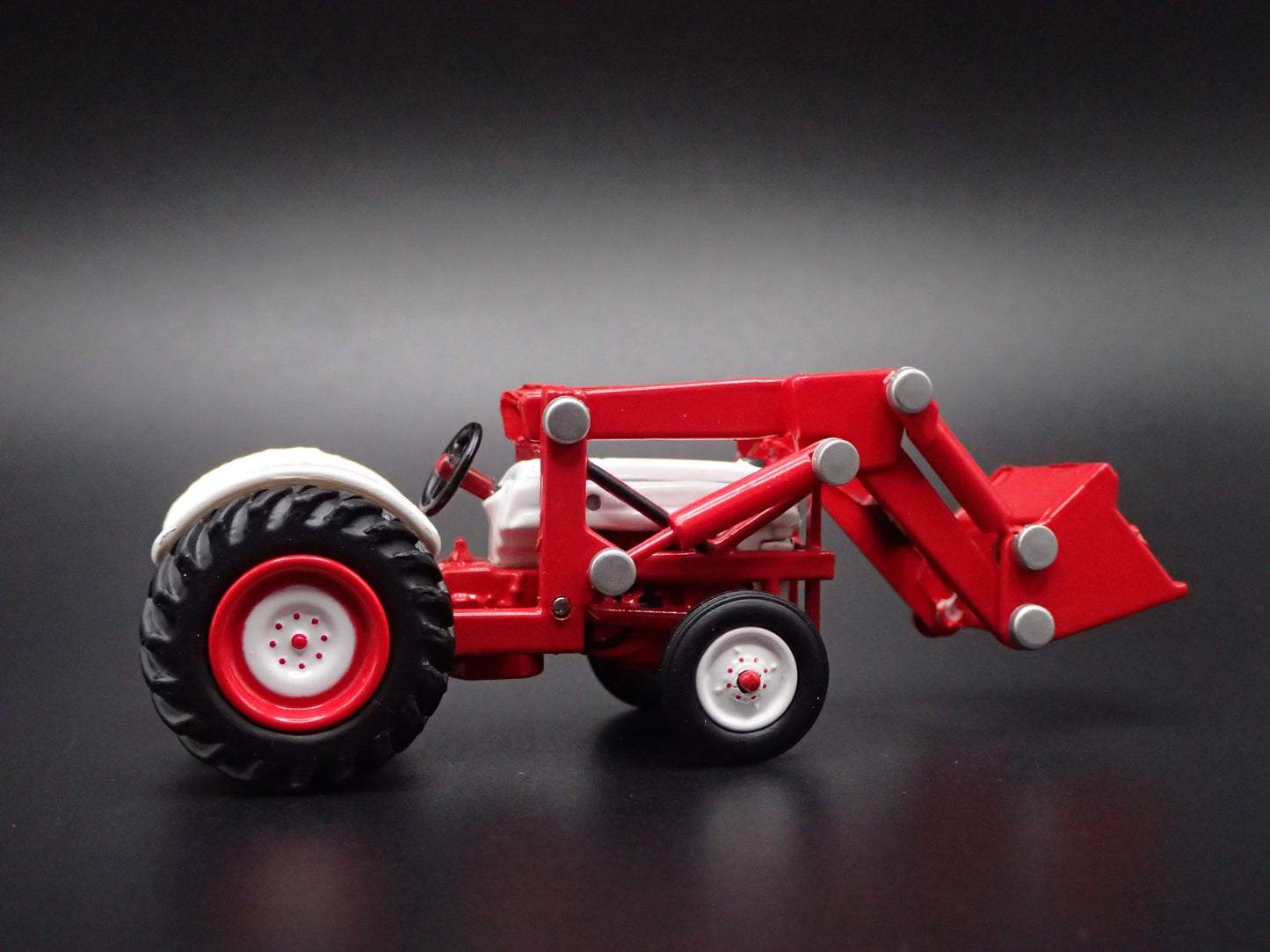 1952 52 FORD 8N FARM TRACTOR RED 1:64 SCALE COLLECTIBLE DIORAMA DIECAST MODEL