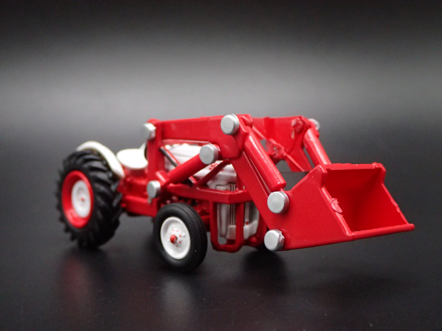 1952 52 FORD 8N FARM TRACTOR RED 1:64 SCALE COLLECTIBLE DIORAMA DIECAST MODEL