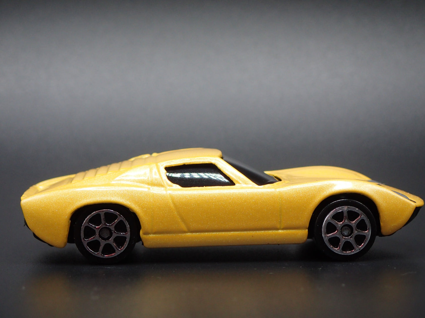 1976-1973 LAMBORGHINI MIURA SV 1:64 SCALE COLLECTIBLE DIORAMA DIECAST MODEL CAR
