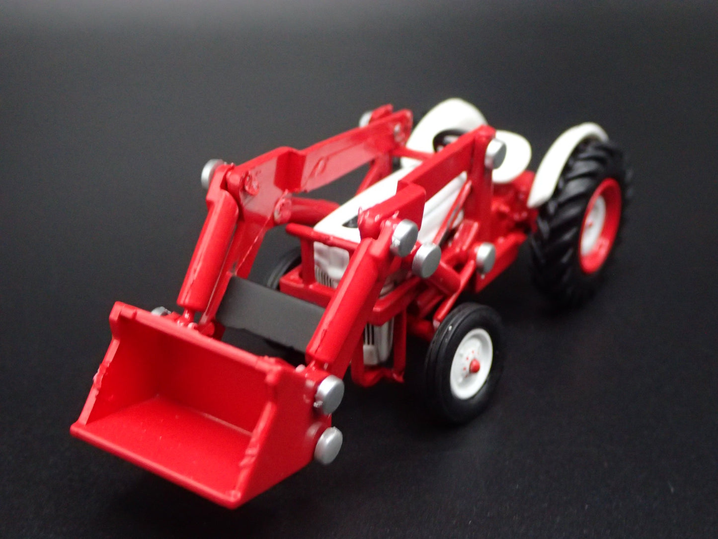 1952 52 FORD 8N FARM TRACTOR RED 1:64 SCALE COLLECTIBLE DIORAMA DIECAST MODEL
