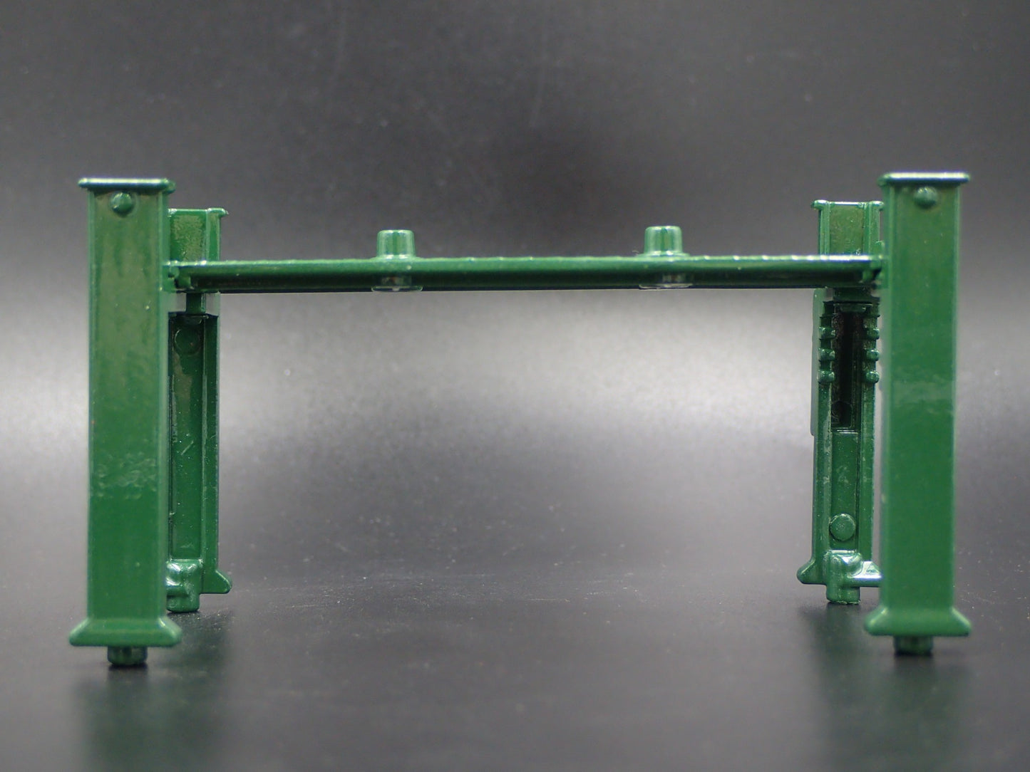 1:64 SCALE AUTO SHOP MECHANIC GARAGE 4 POST CAR LIFT DIORAMA MODEL DIECAST PROP