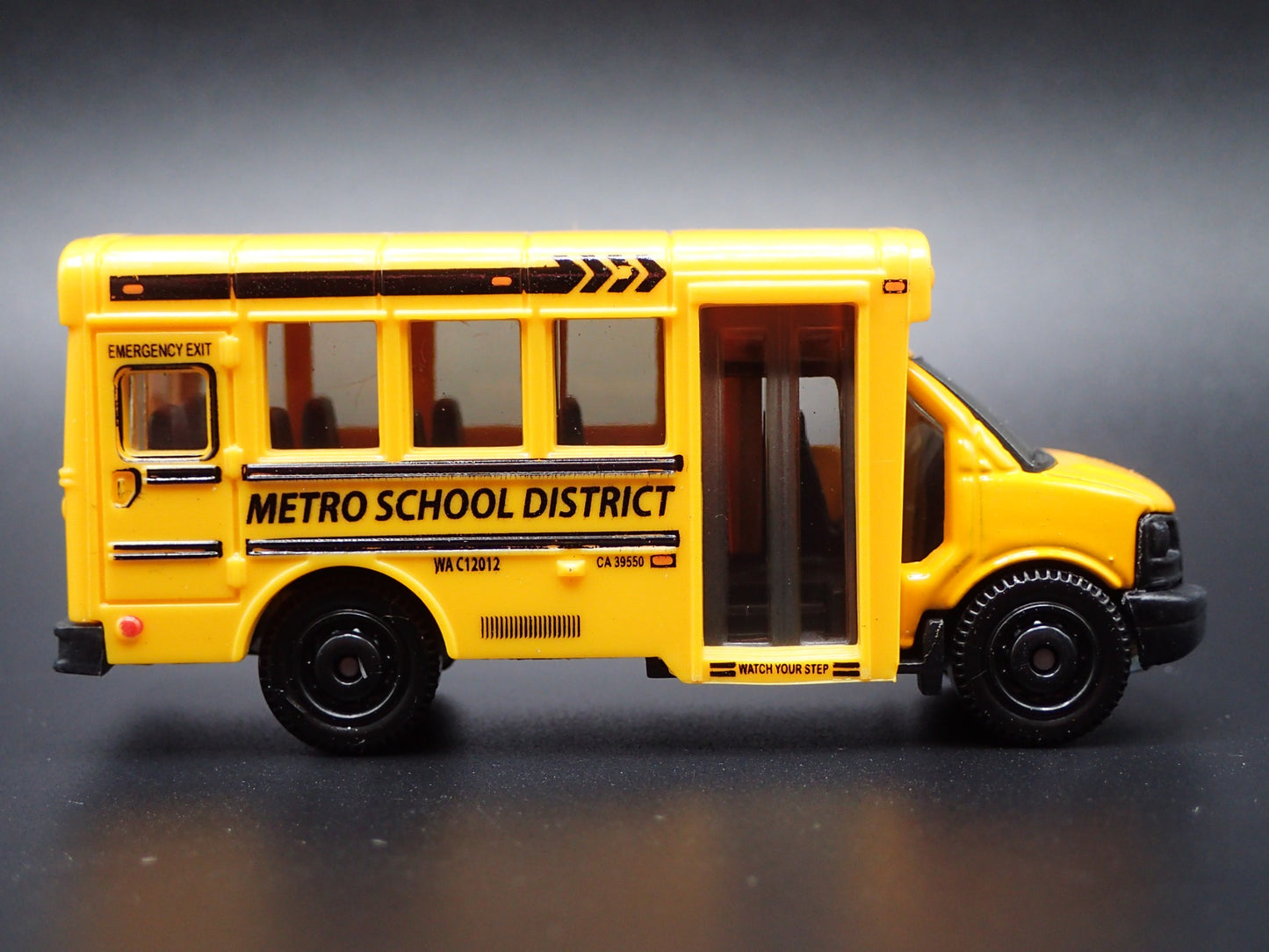 GMC METRO SHORT SCHOOL BUS RARE 1:64 SCALE COLLECTIBLE DIORAMA DIECAST MODEL CAR
