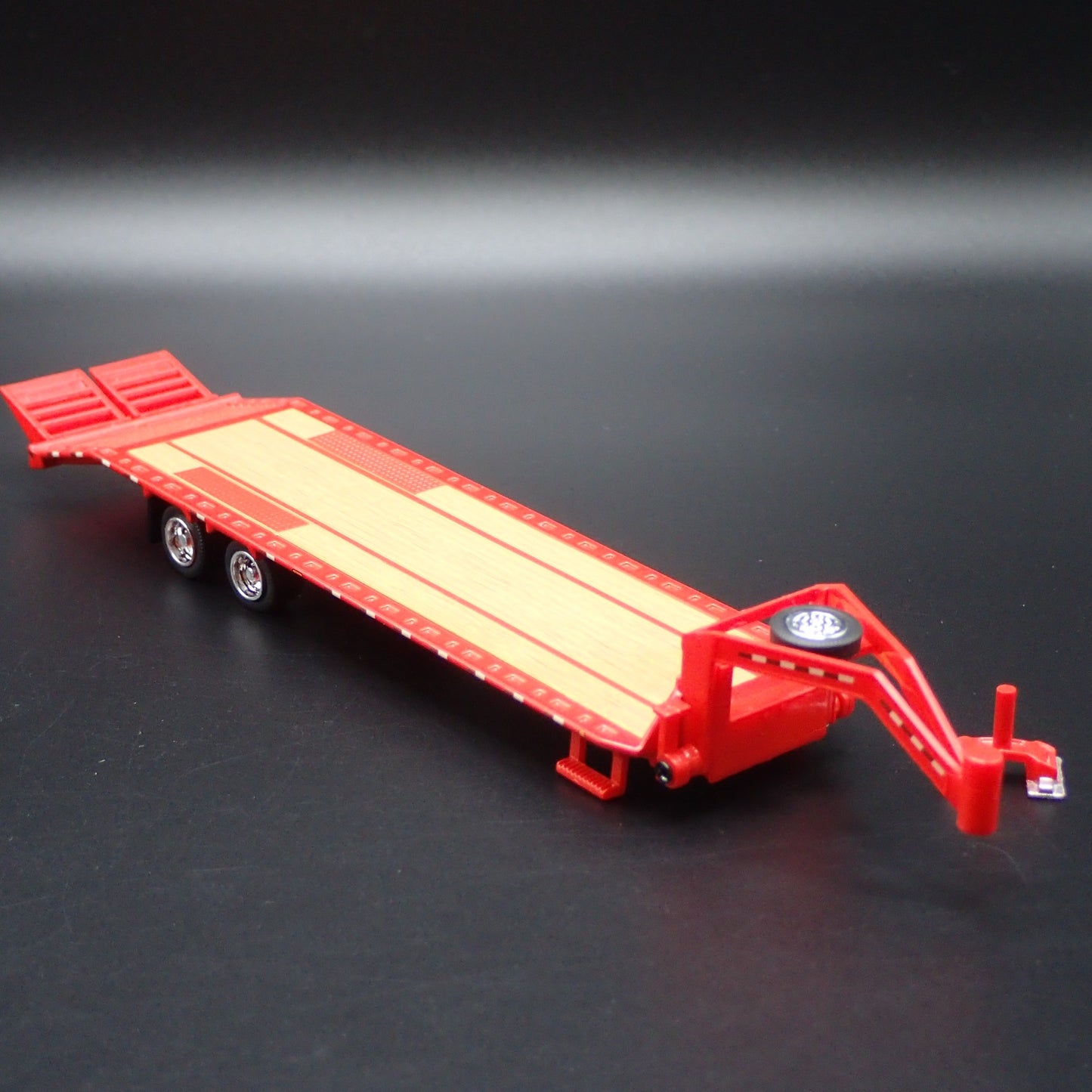 GOOSENECK FLATBED TRAILER w LOADING RAMP, HITCH 1:64 SCALE DIORAMA DIECAST MODEL