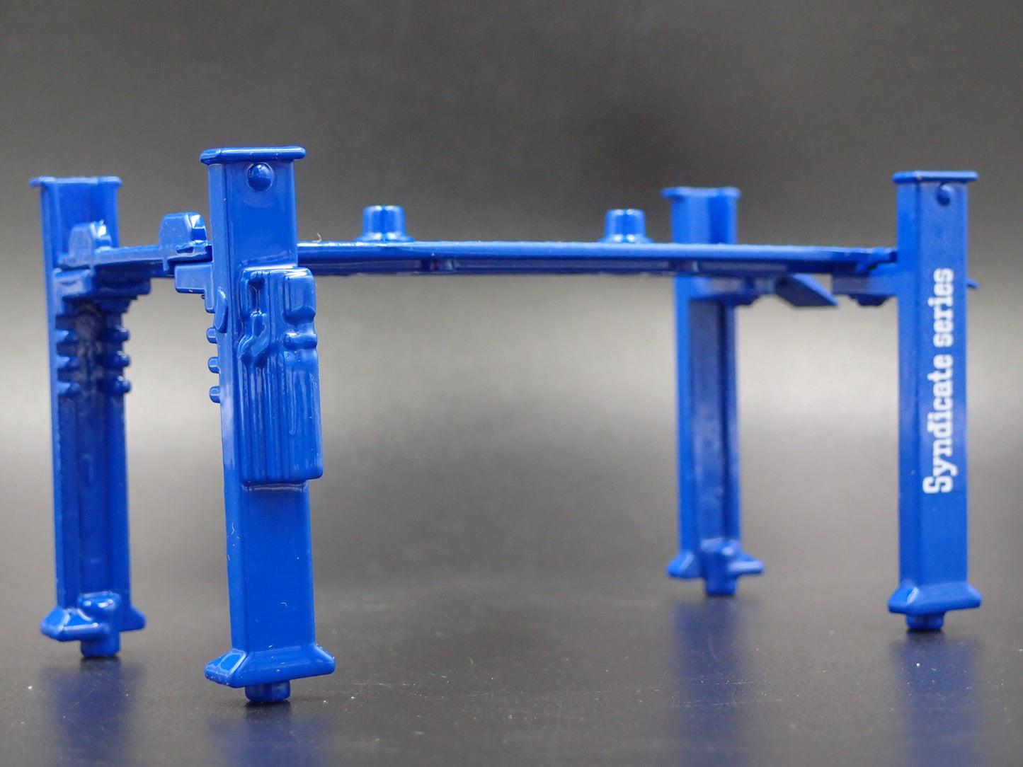 SQUAREBODY SYNDICATE 1:64 SCALE AUTO SHOP MECHANIC GARAGE 4 POST LIFT DIECAST