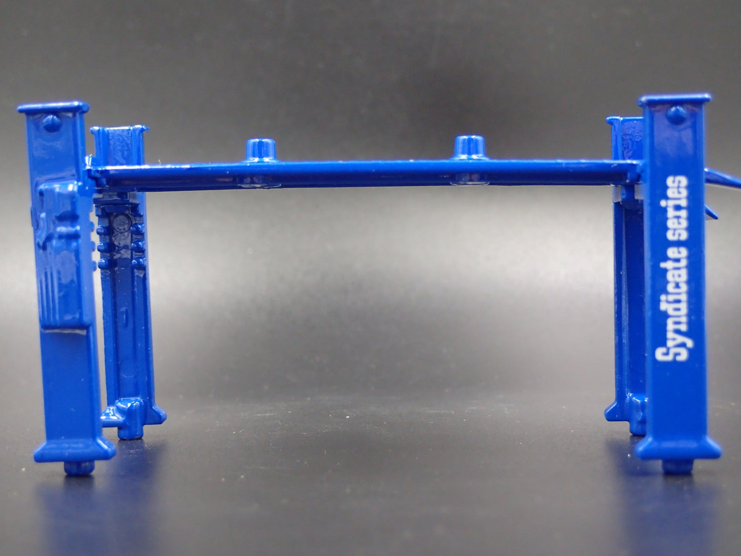 SQUAREBODY SYNDICATE 1:64 SCALE AUTO SHOP MECHANIC GARAGE 4 POST LIFT DIECAST