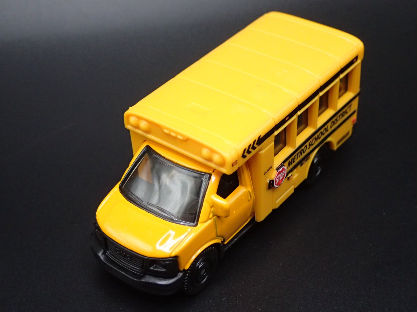 GMC METRO SHORT SCHOOL BUS RARE 1:64 SCALE COLLECTIBLE DIORAMA DIECAST MODEL CAR