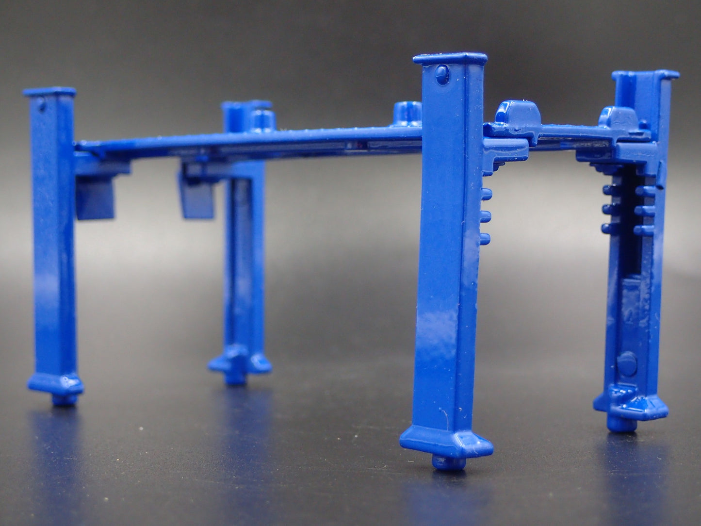 SQUAREBODY SYNDICATE 1:64 SCALE AUTO SHOP MECHANIC GARAGE 4 POST LIFT DIECAST