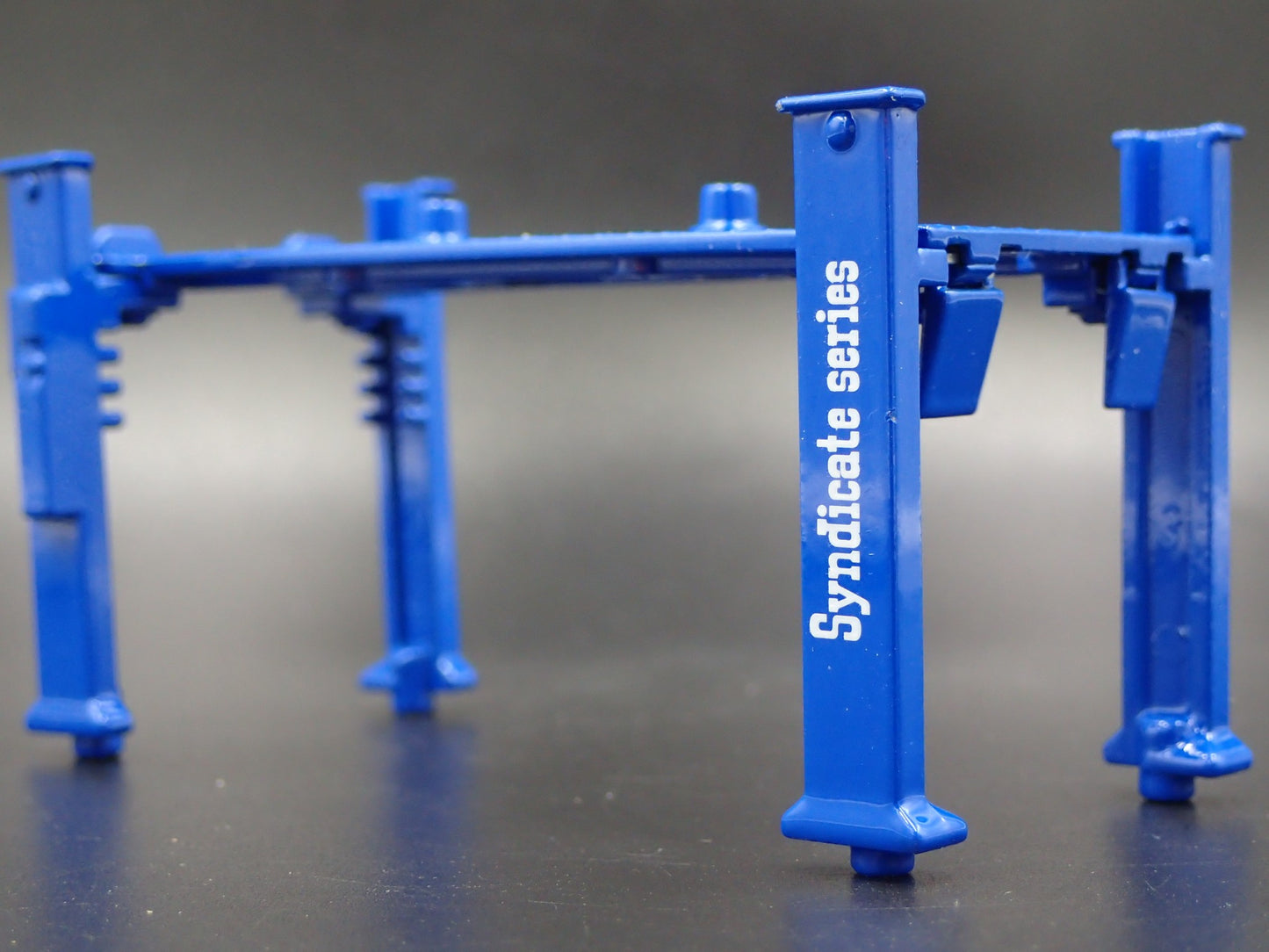 SQUAREBODY SYNDICATE 1:64 SCALE AUTO SHOP MECHANIC GARAGE 4 POST LIFT DIECAST