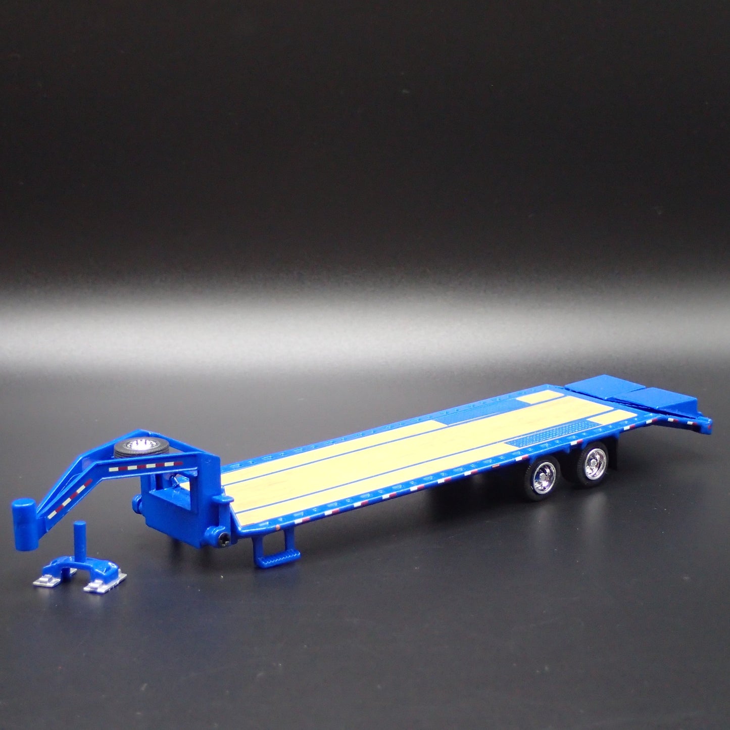 GOOSENECK FLATBED TRAILER w LOADING RAMP, HITCH 1:64 SCALE DIORAMA DIECAST MODEL