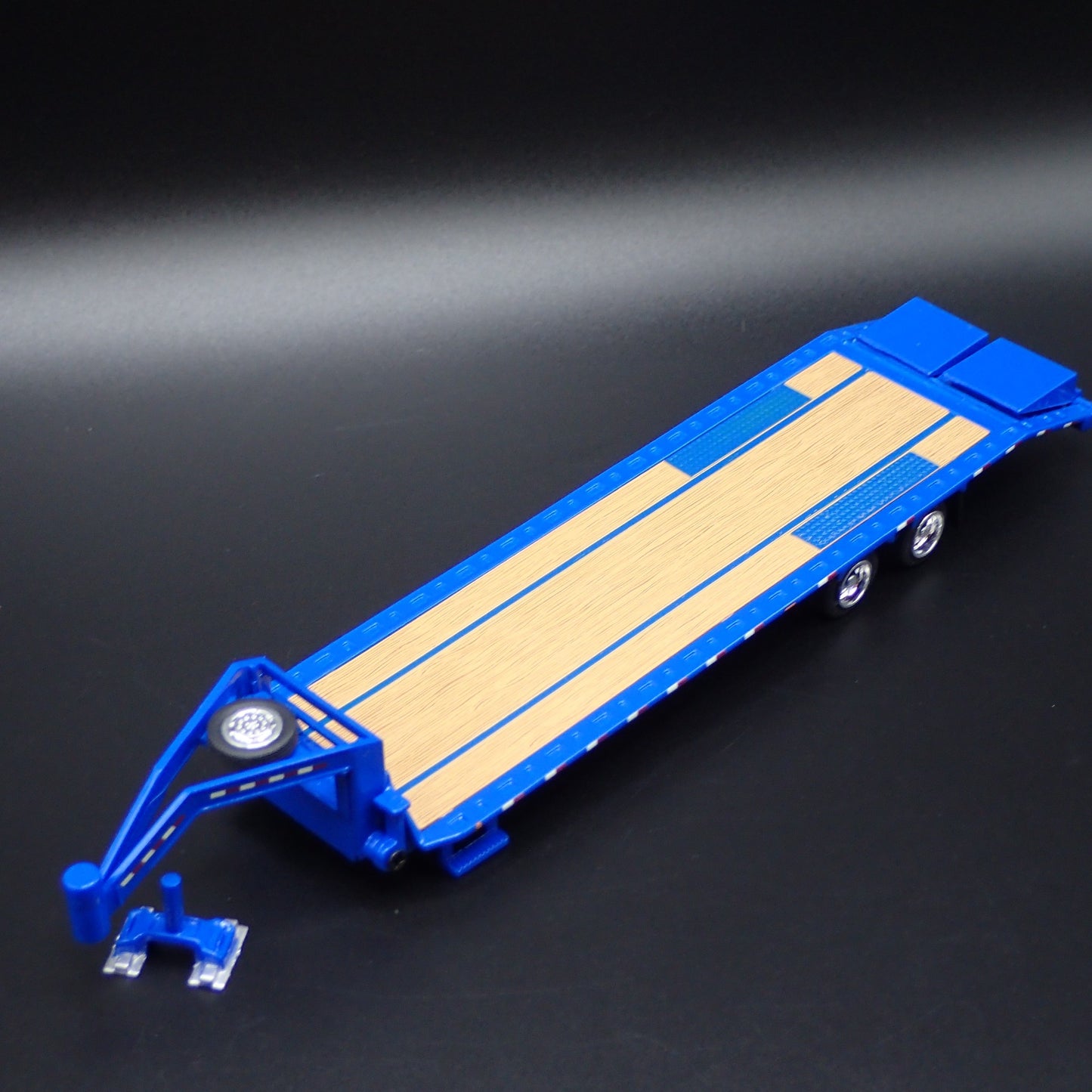 GOOSENECK FLATBED TRAILER w LOADING RAMP, HITCH 1:64 SCALE DIORAMA DIECAST MODEL