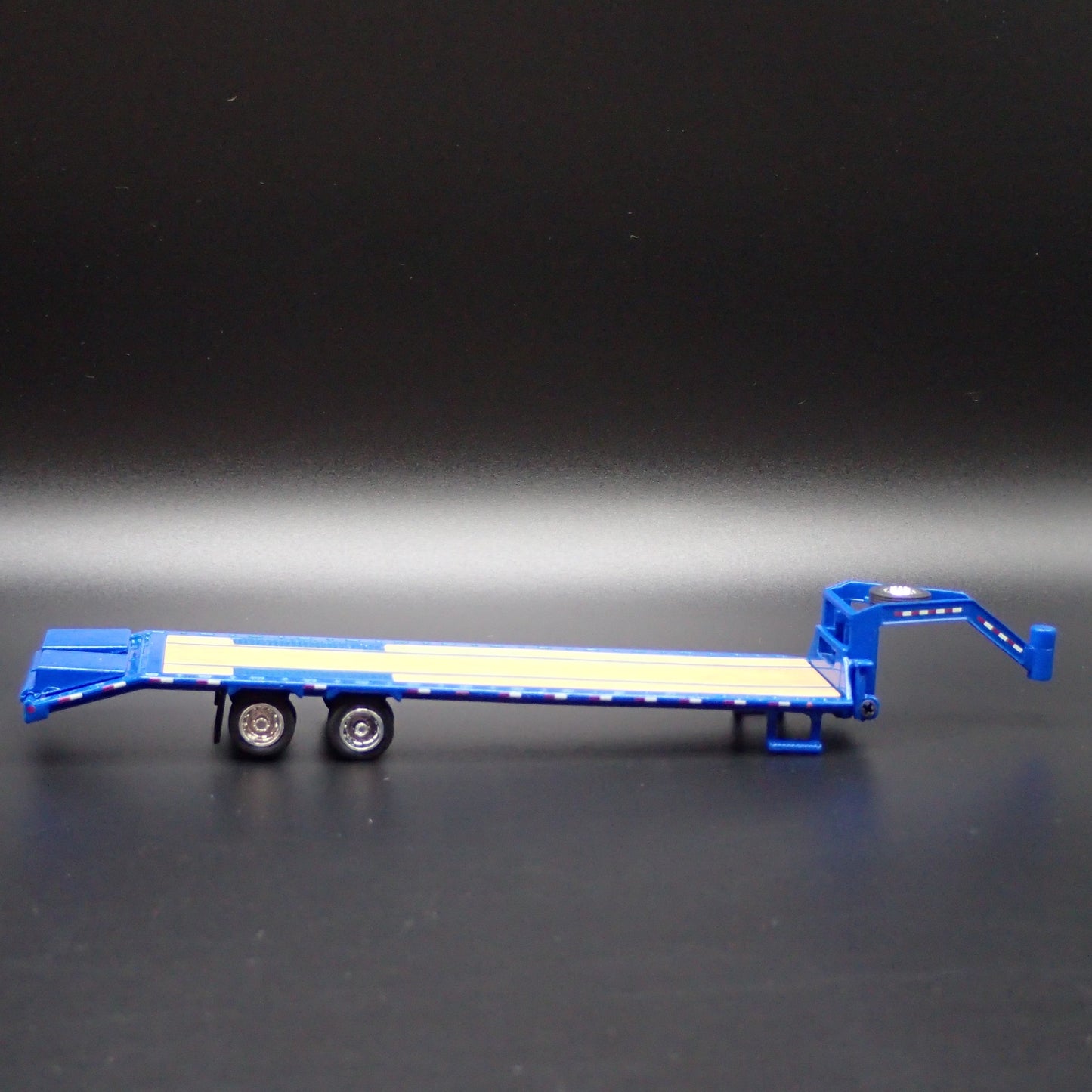 GOOSENECK FLATBED TRAILER w LOADING RAMP, HITCH 1:64 SCALE DIORAMA DIECAST MODEL