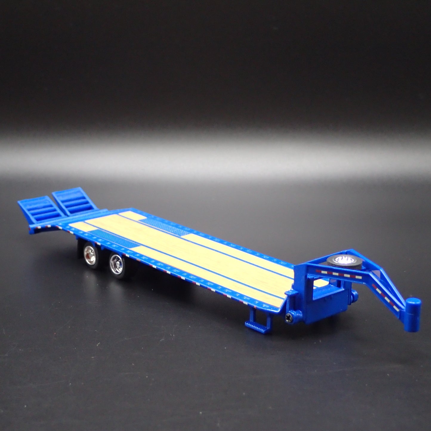 GOOSENECK FLATBED TRAILER w LOADING RAMP, HITCH 1:64 SCALE DIORAMA DIECAST MODEL