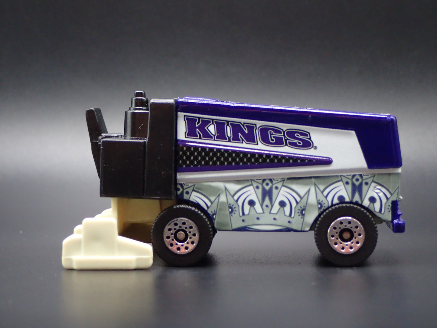 LA KINGS HOCKEY ZAMBONI 1:64 MB SCALE COLLECTIBLE DIORAMA DIECAST MODEL CAR