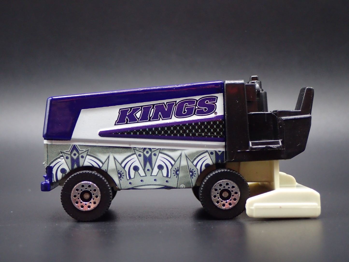 LA KINGS HOCKEY ZAMBONI 1:64 MB SCALE COLLECTIBLE DIORAMA DIECAST MODEL CAR