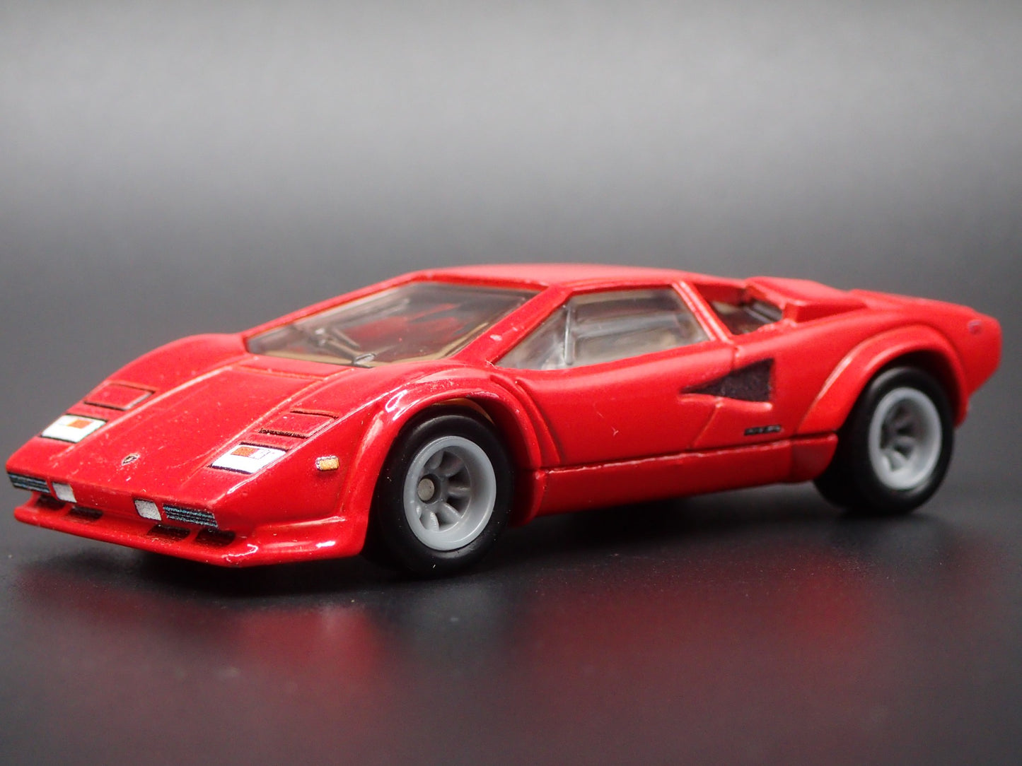 1974-1990 LAMBORGHINI COUNTACH LP 5000 QV 1:64 SCALE DIORAMA DIECAST MODEL CAR