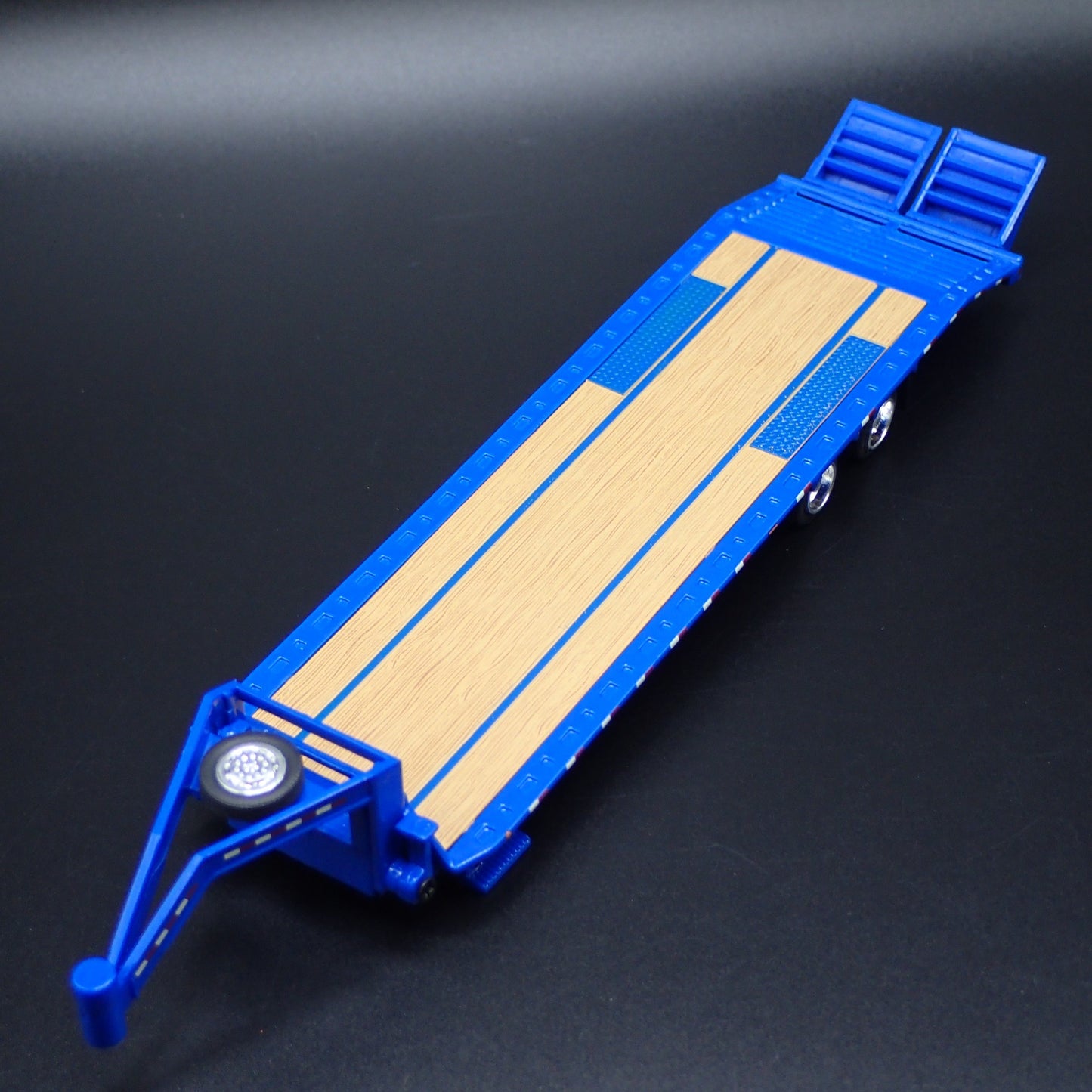 GOOSENECK FLATBED TRAILER w LOADING RAMP, HITCH 1:64 SCALE DIORAMA DIECAST MODEL