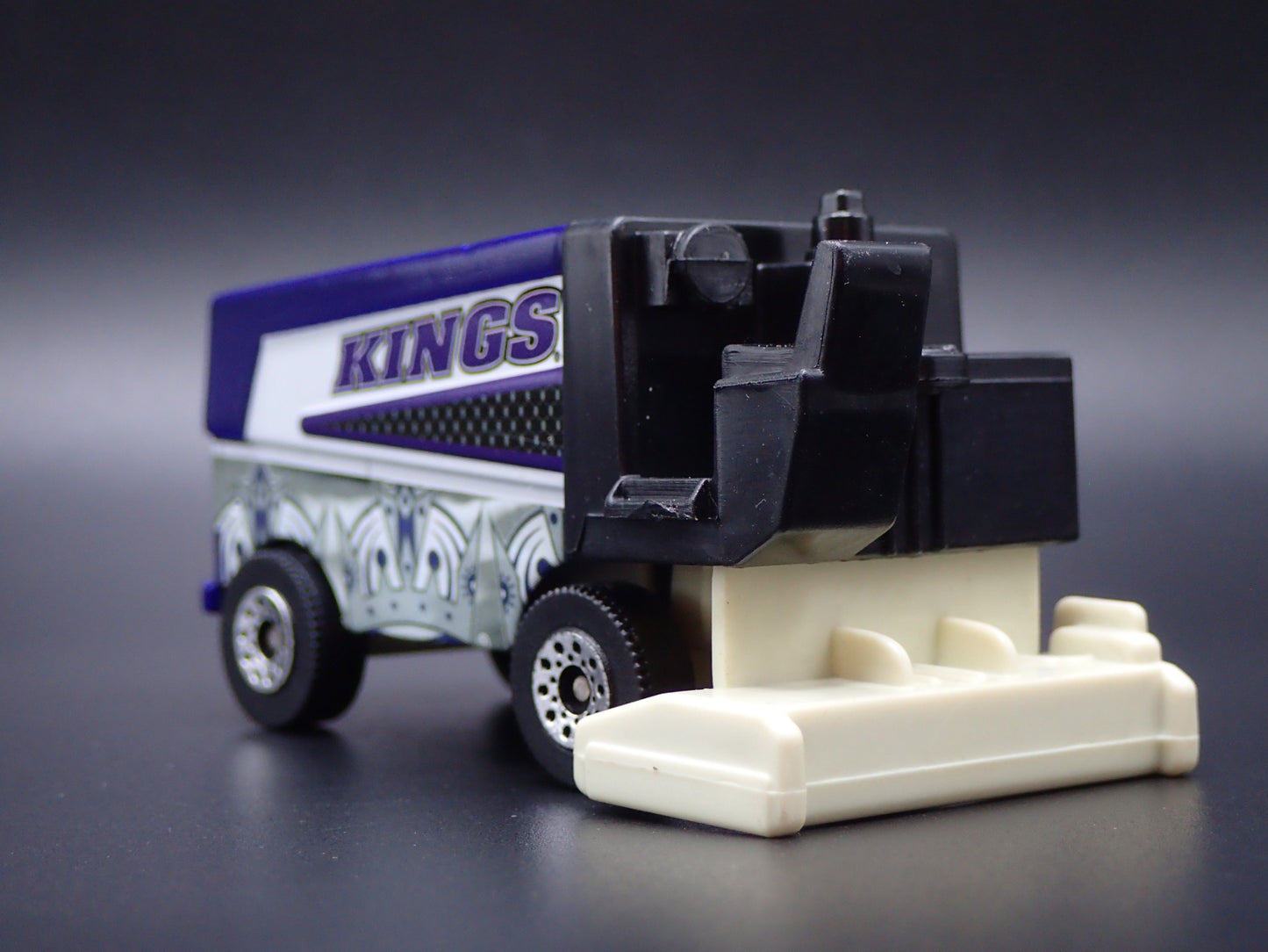LA KINGS HOCKEY ZAMBONI 1:64 MB SCALE COLLECTIBLE DIORAMA DIECAST MODEL CAR
