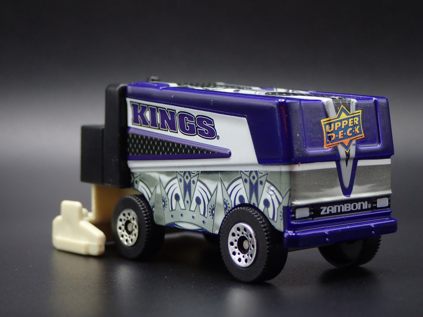 LA KINGS HOCKEY ZAMBONI 1:64 MB SCALE COLLECTIBLE DIORAMA DIECAST MODEL CAR