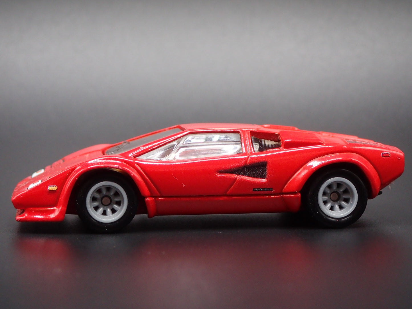 1974-1990 LAMBORGHINI COUNTACH LP 5000 QV 1:64 SCALE DIORAMA DIECAST MODEL CAR