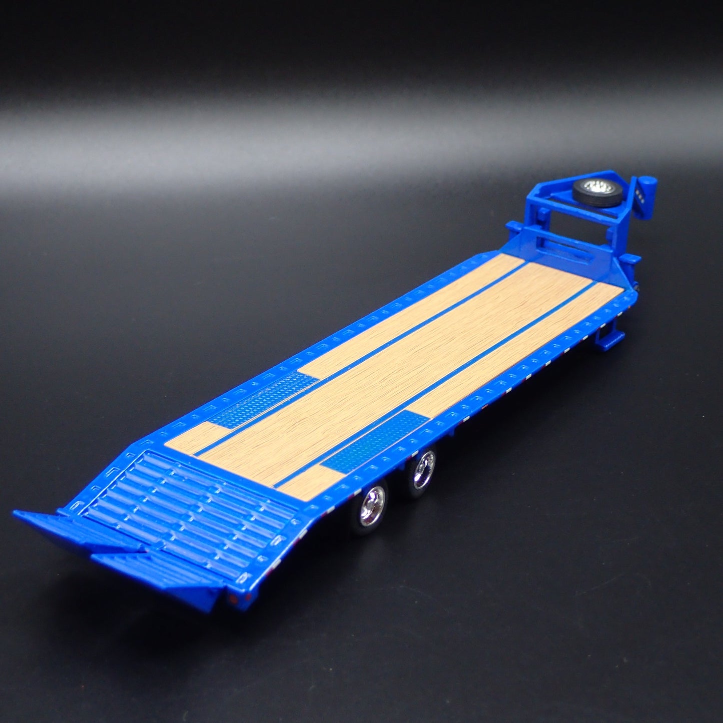 GOOSENECK FLATBED TRAILER w LOADING RAMP, HITCH 1:64 SCALE DIORAMA DIECAST MODEL