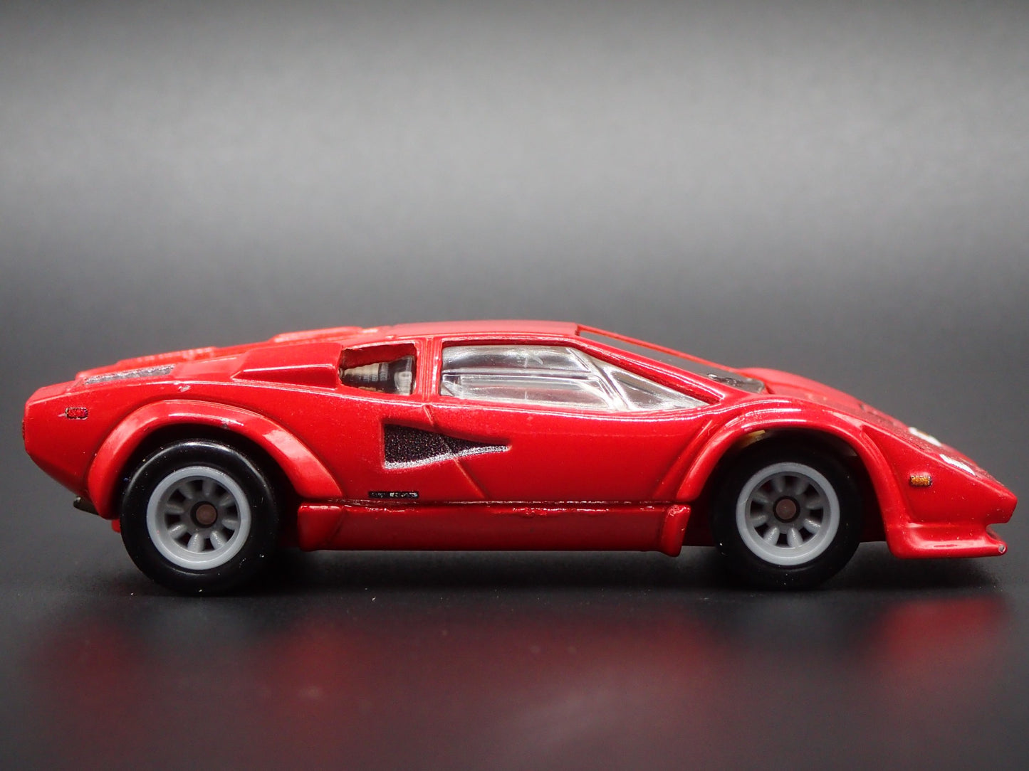 1974-1990 LAMBORGHINI COUNTACH LP 5000 QV 1:64 SCALE DIORAMA DIECAST MODEL CAR