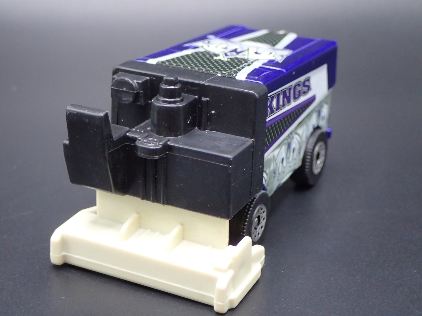 LA KINGS HOCKEY ZAMBONI 1:64 MB SCALE COLLECTIBLE DIORAMA DIECAST MODEL CAR