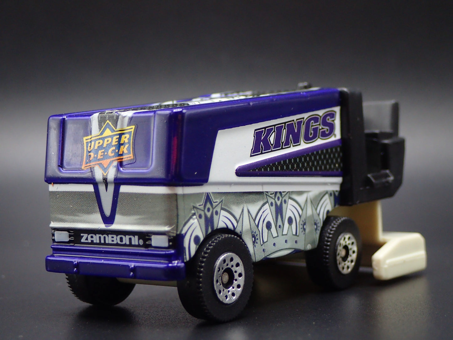 LA KINGS HOCKEY ZAMBONI 1:64 MB SCALE COLLECTIBLE DIORAMA DIECAST MODEL CAR