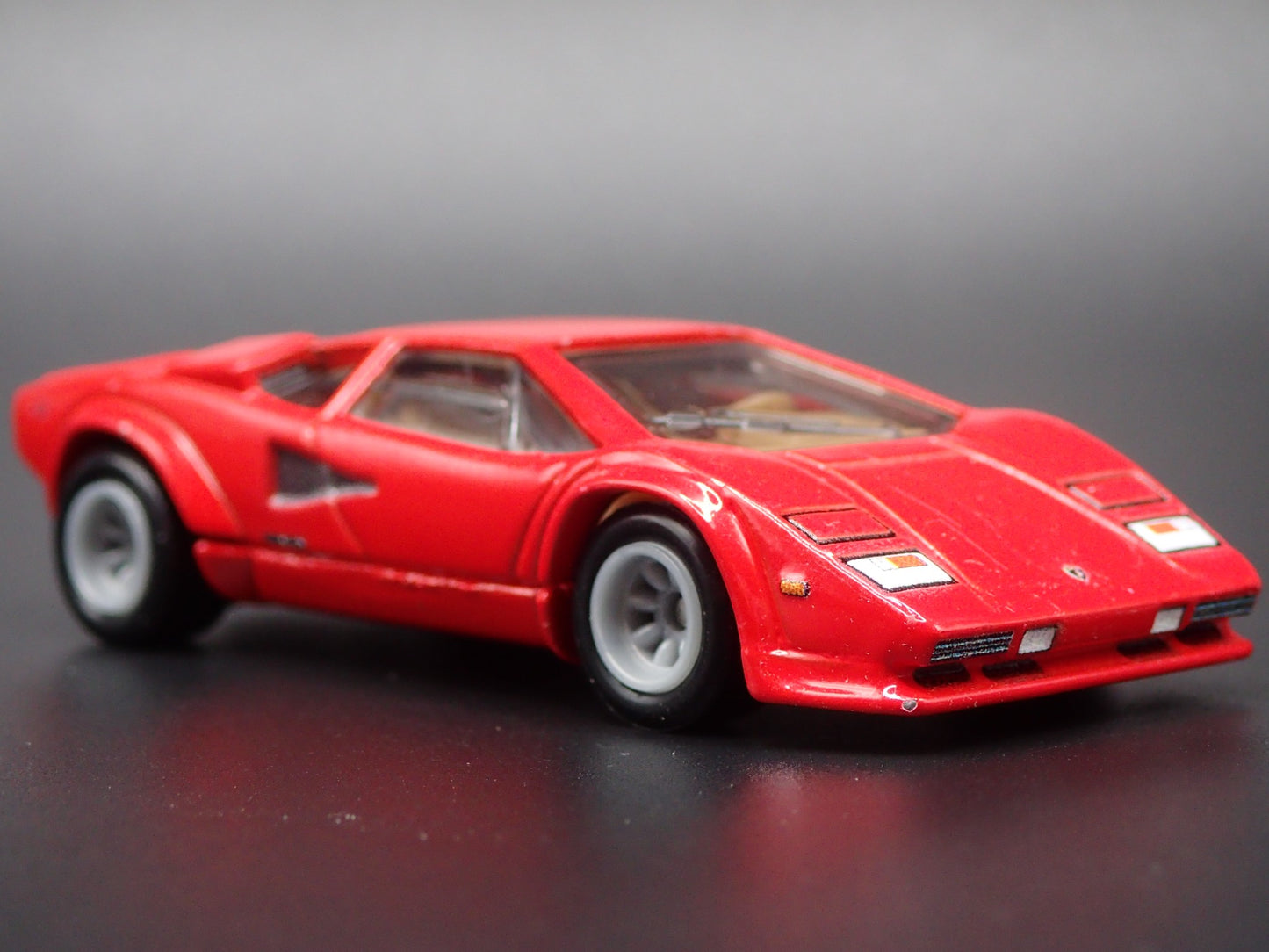 1974-1990 LAMBORGHINI COUNTACH LP 5000 QV 1:64 SCALE DIORAMA DIECAST MODEL CAR