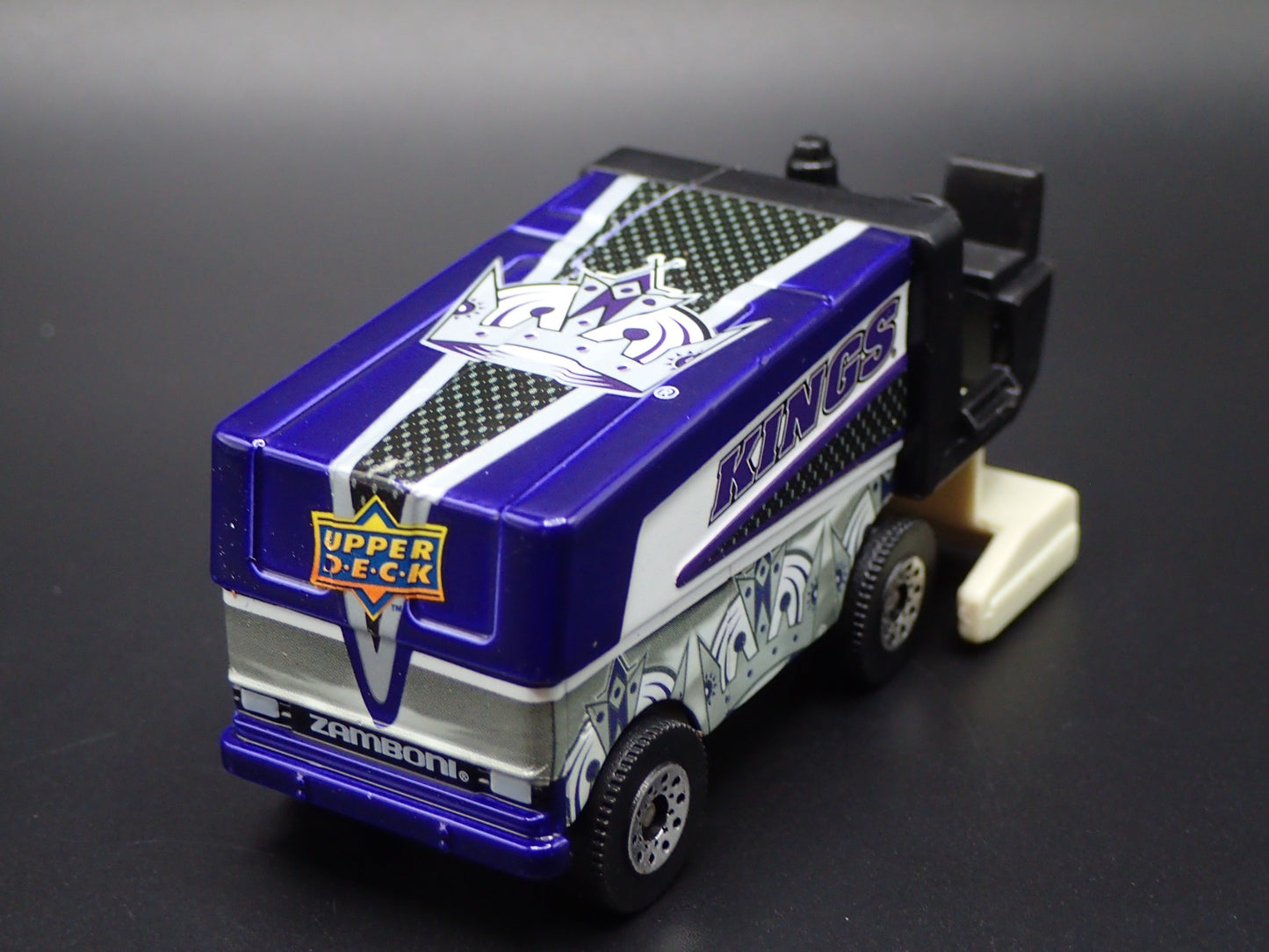 LA KINGS HOCKEY ZAMBONI 1:64 MB SCALE COLLECTIBLE DIORAMA DIECAST MODEL CAR