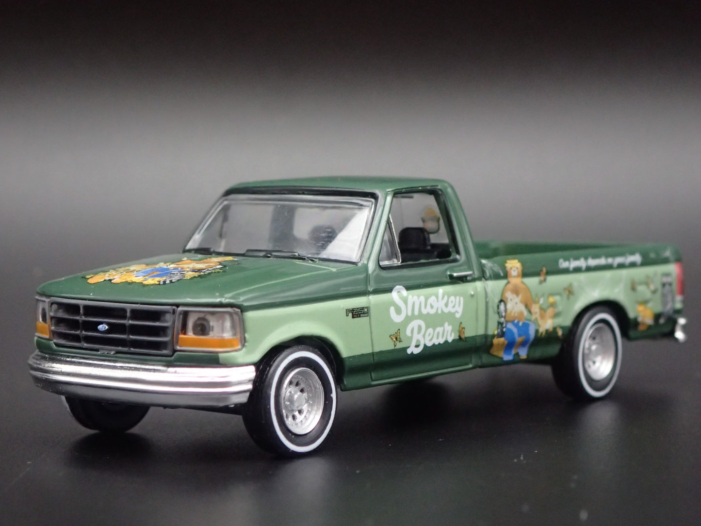 1995 95 FORD F250 PICKUP TRUCK SMOKEY BEAR 1/64 SCALE DIORAMA DIECAST MODEL CAR