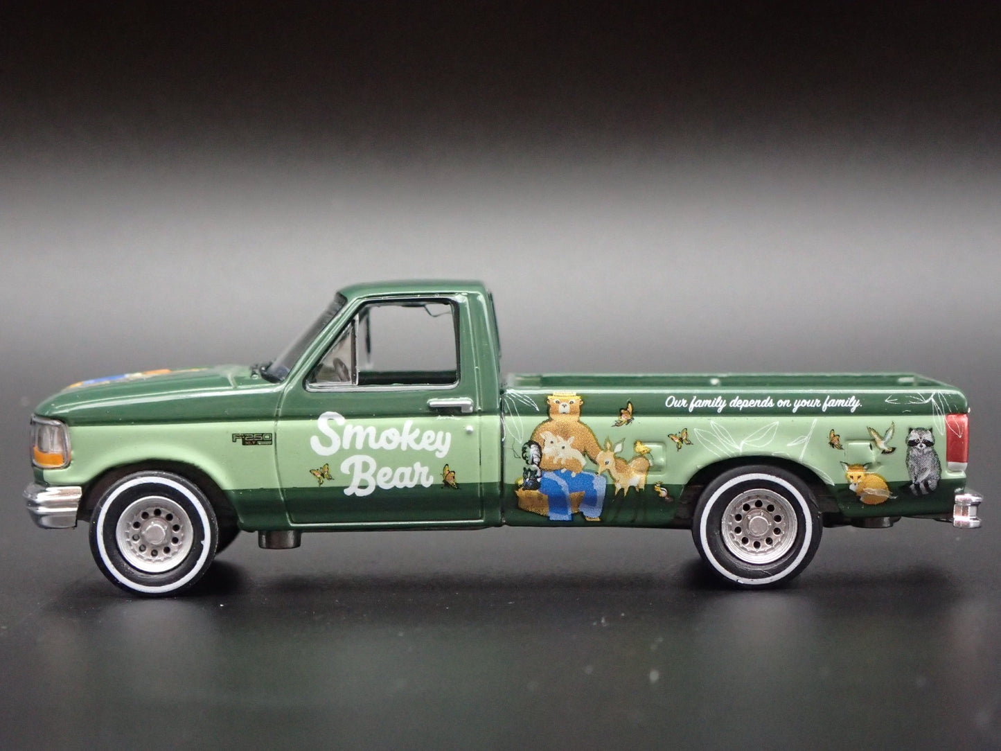 1995 95 FORD F250 PICKUP TRUCK SMOKEY BEAR 1/64 SCALE DIORAMA DIECAST MODEL CAR