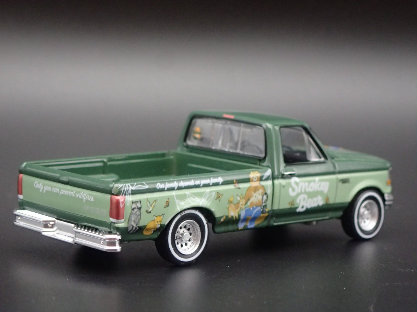 1995 95 FORD F250 PICKUP TRUCK SMOKEY BEAR 1/64 SCALE DIORAMA DIECAST MODEL CAR