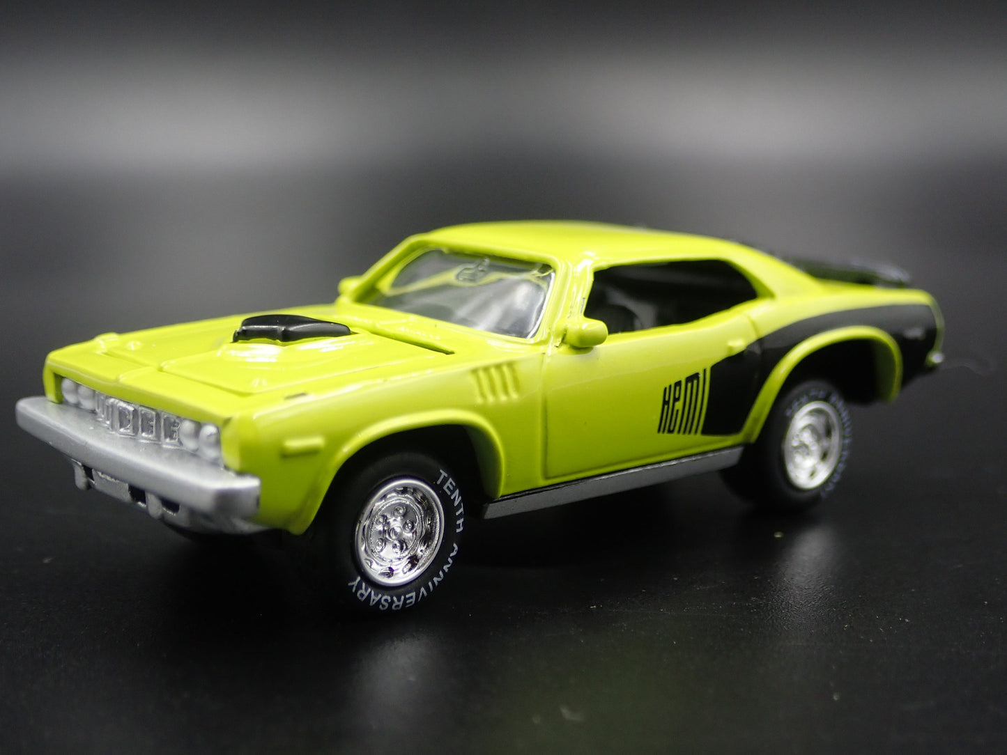 1971 71 PLYMOUTH HEMI CUDA GREEN 1:64 SCALE COLLECTIBLE DIORAMA DIECAST MODEL CAR