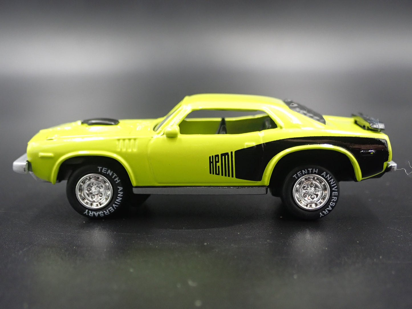 1971 71 PLYMOUTH HEMI CUDA GREEN 1:64 SCALE COLLECTIBLE DIORAMA DIECAST MODEL CAR
