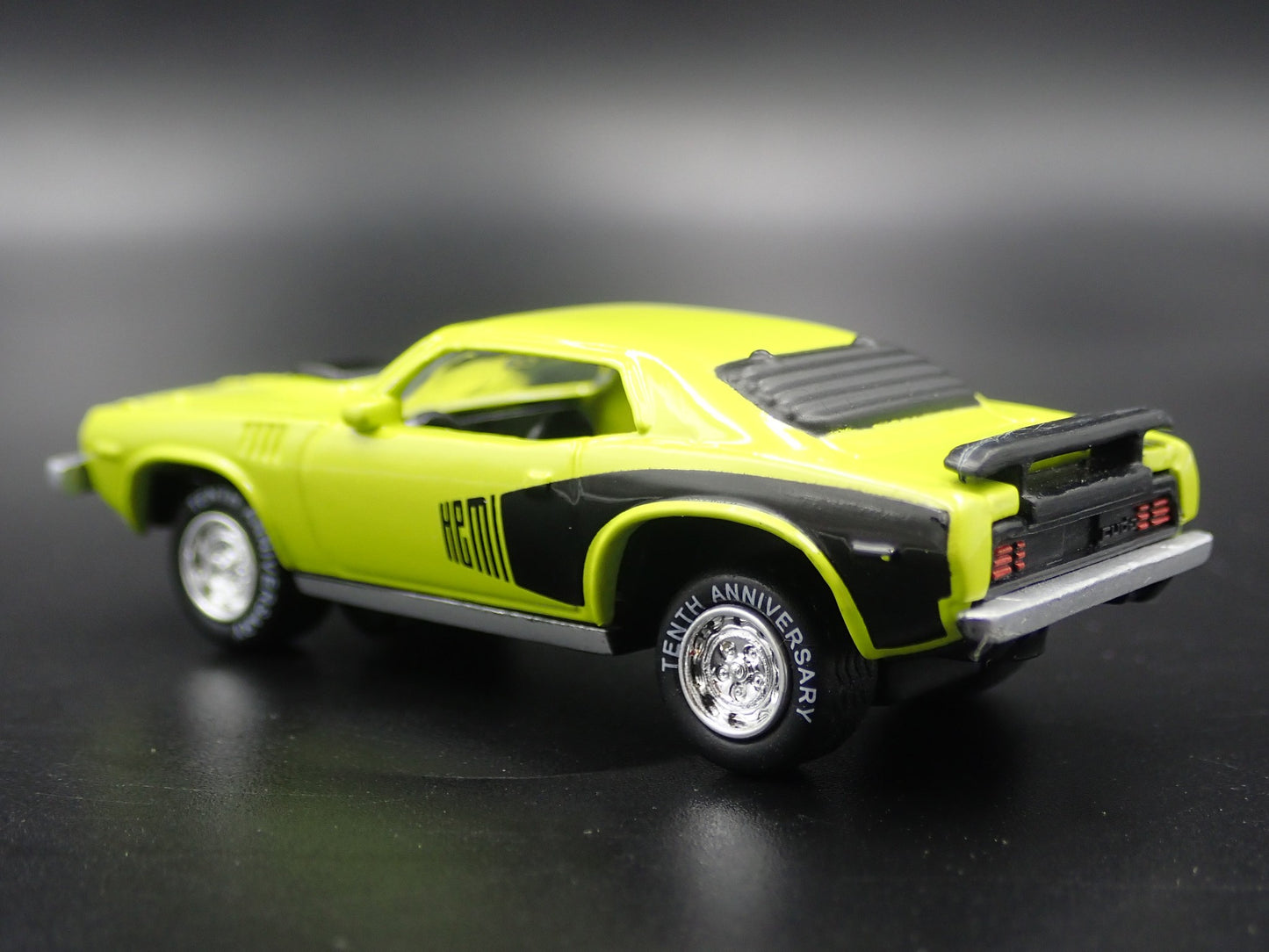 1971 71 PLYMOUTH HEMI CUDA GREEN 1:64 SCALE COLLECTIBLE DIORAMA DIECAST MODEL CAR