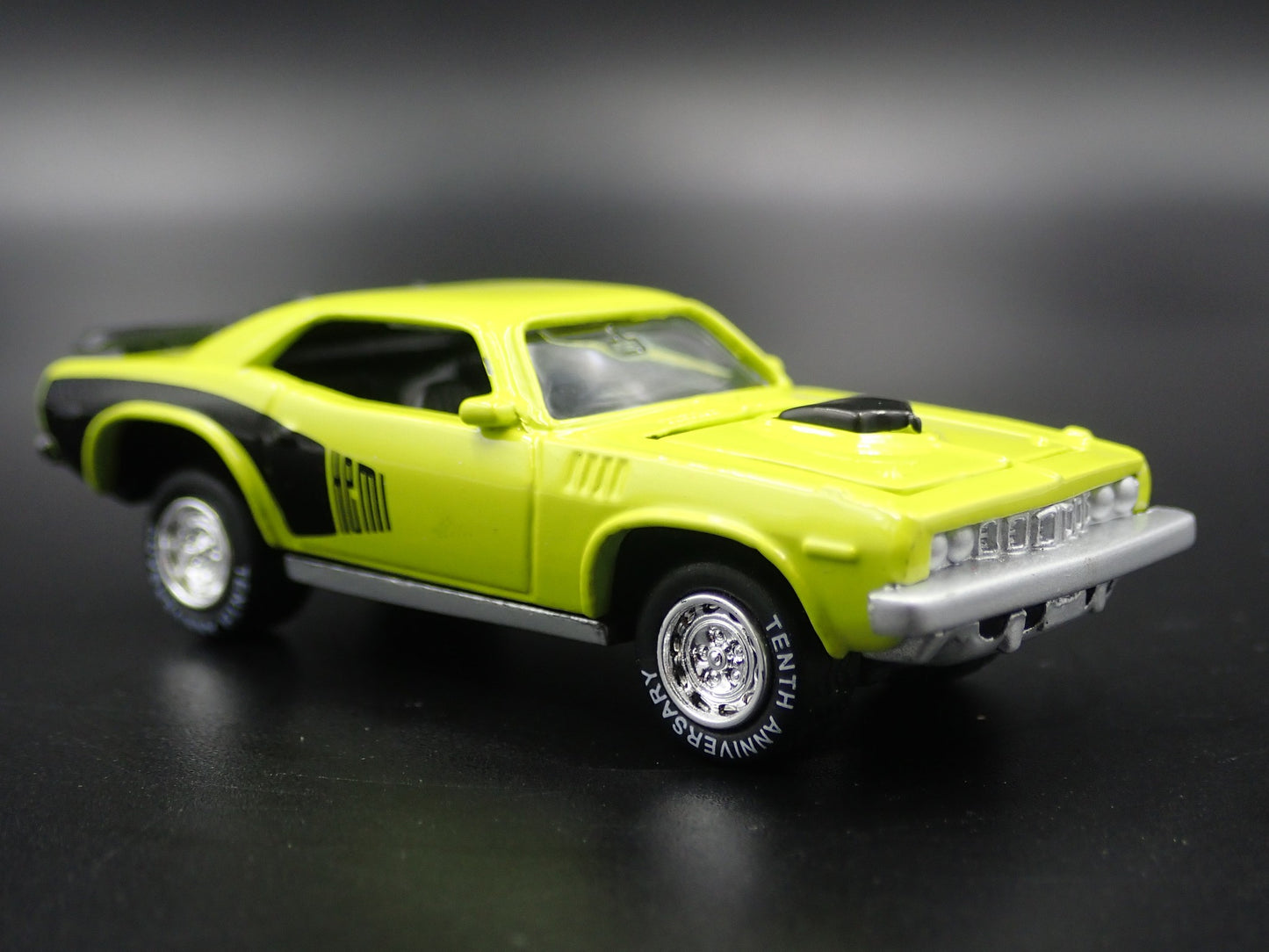 1971 71 PLYMOUTH HEMI CUDA GREEN 1:64 SCALE COLLECTIBLE DIORAMA DIECAST MODEL CAR