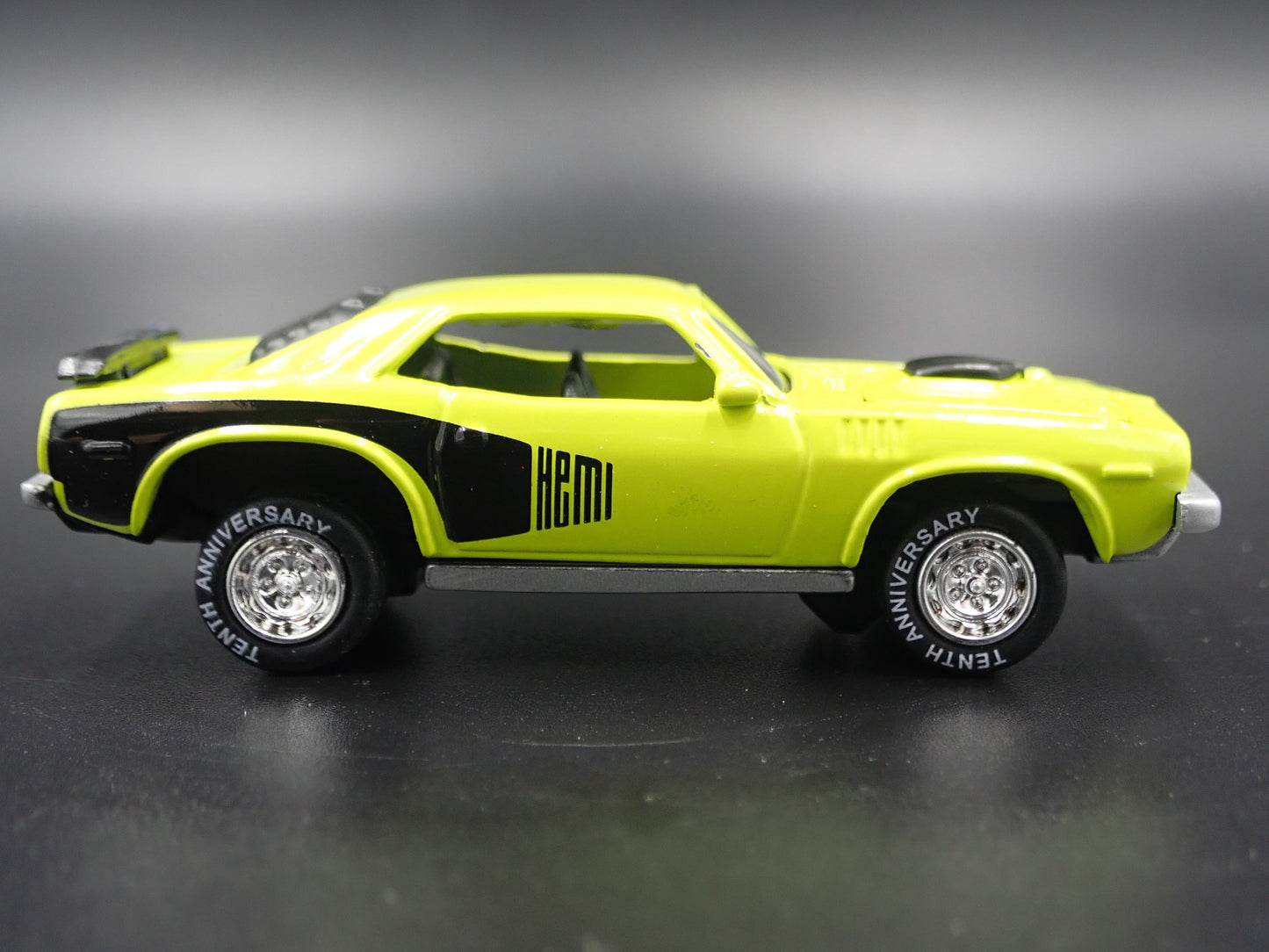 1971 71 PLYMOUTH HEMI CUDA GREEN 1:64 SCALE COLLECTIBLE DIORAMA DIECAST MODEL CAR